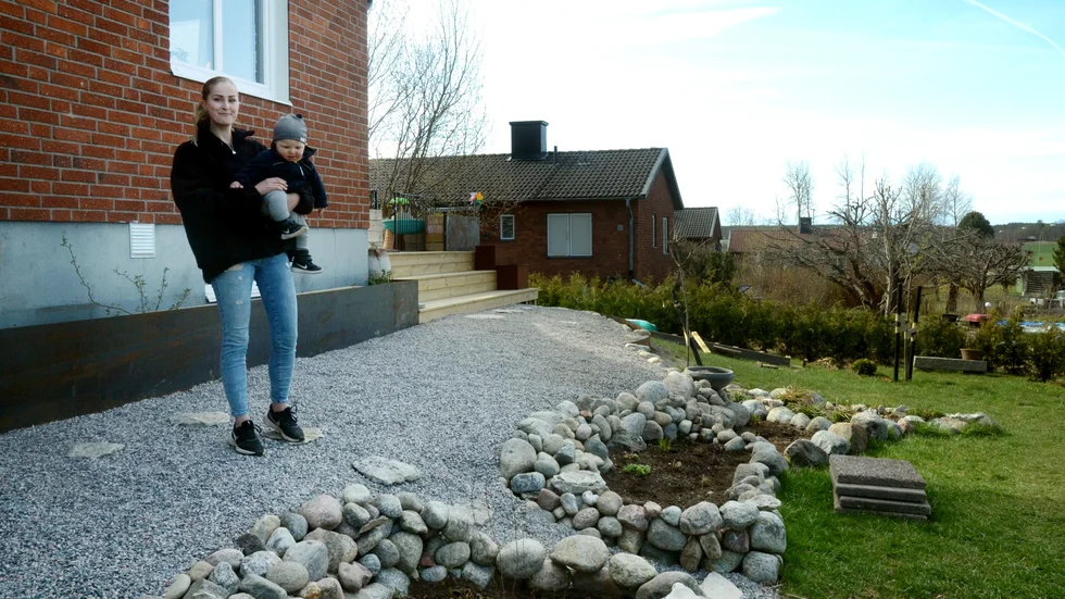 Isabella Niemi har ett stort trädgårdsintresse och driver numera eget företag inom trädgård. Här med sonen Frans. 