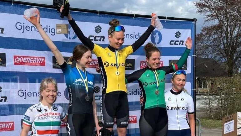 Ebba Grankvist (till vänster på pallen) blev tvåa när hon debuterade i Sverigecupen i cykling. 25-åringen från Piteå har nyligen flyttat till Falun där hon gör en elitsatsning. 