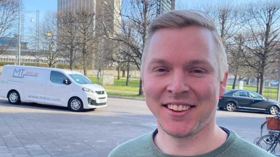 Henrik Pryssgård jobbar i dag som ombudsman hos fackförbundet Byggnads. Hans efternamn? "Det var farmor och farfar som tog det när de bodde i Pryssgården", säger han.