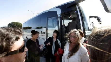 Poesibuss. Lena Pasternak och Pia Tafdrup med flera på väg till södra Gotland med poesi i bagaget.Foto: Henrik Radhe