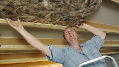 Bygger. Anders Nordh är musiker, kompositör, producent, tekniker och snickare. Nu bygger han en studio hemma i garaget i Hemse. Bygget är i det närmaste klart. Här isolerar han taket mot störande ljud från kyrkklockor och kajor.
