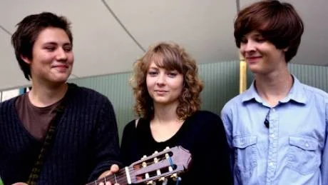 Trummisen Lasse Eklöf håller här i en gitarr av symbolsyfte, bredvid honom står medarrangörerna Elin Annerud och Hannes Glans.