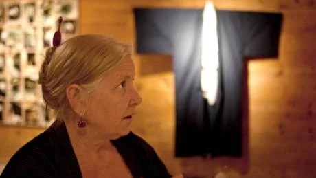 Gengäld. Lena Nilsson Wärff hoppas kunna ge tillbaka för allt Japan givit henne. I bakgrunden: Göran Wärffs kimono.