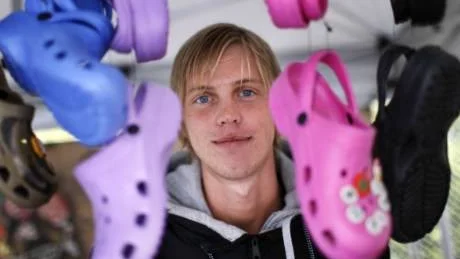 Toffeldags. Mattias heter försäljaren på plats.