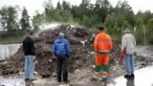 FÖRVANDLING. Det utsorterade kompostmaterialet blandas med 30 procent träflis, upphettas till 55 grader och förvandlas till jord på ett halvår.