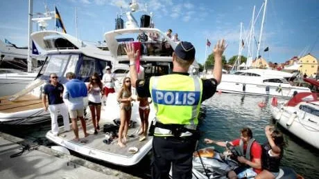Polisen kommer förbi och uppmanar festdeltagarna att sänka volymen, varpå någon efterfrågar en decibelmätare.
