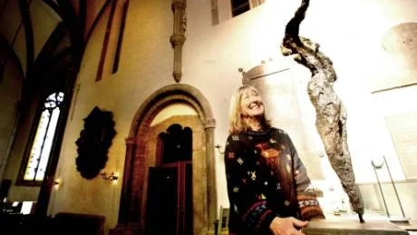 Karin Tiberg studerar Olof Hellströms skulptur som nu ska föra samtal med publiken i domkyrkan till och med 11 april.