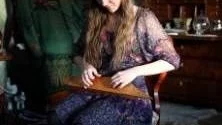 Finsk kantele. Julia Westberg spelar harpa och flera andra varianter av stränginstrument.foto: rolf jönsson