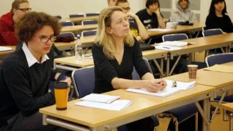 Manusjobb. Arbetsprocessen är i full gång. Här är det manusförfattaren Karl Bylin som ger skådespelarna förutsättningar inför att de ska spela upp hans manus. Bredvid honom sitter läraren Ylva Julén.