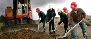 Nöjda bostadsköpare såg första spadtaget