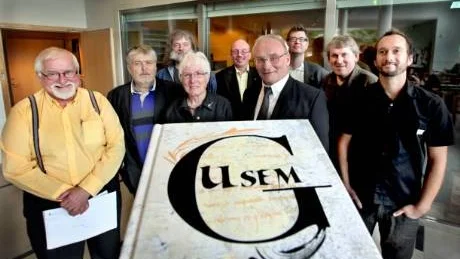 HISTORISKT. Första numret av Gusem, Högskolan på Gotlands Historiska förenings tidskrift, ssläpptes i går och på Almedalsbiblioteket fanns föreningen och de flesta artikelförfattarna: Tryggve Siltberg, Olle Gibson, Anders R Johansson, Gerd Hedlund, Magnus Göthberg från styrelsen, Torsten Daun, Robert Ahlman, kontaktman på Högskolan, Ronnie Lundin och Jakob Ringbom.