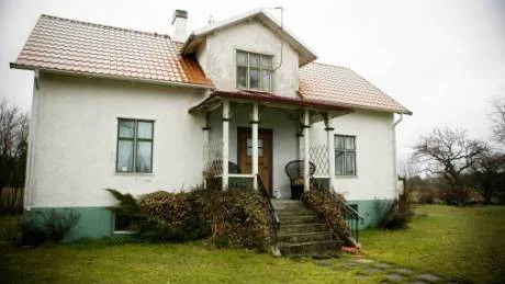 Här vid Gurfiles i Ala bor Sara Thomsson Neogard med sin syster på övervåningen och sina fyra hundar på nedervåningen.