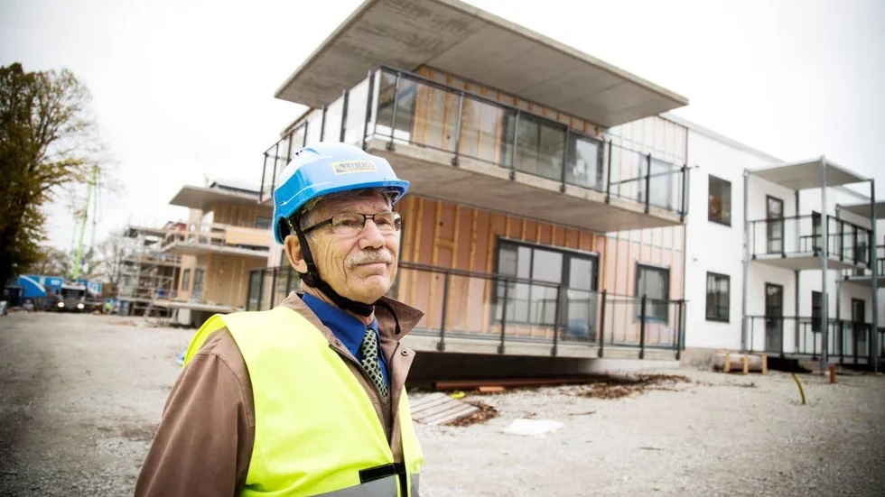 Balkonger. Magnus Wiman framför de stora balkongerna.