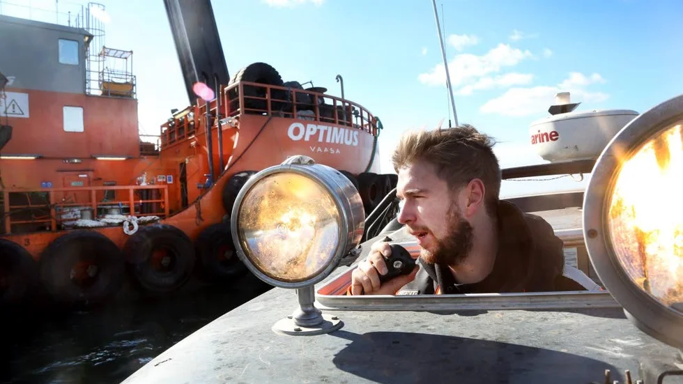 Projektchef. Daniel Backlund från finska bolaget Wasa Dredging lägger till vid Optimus..