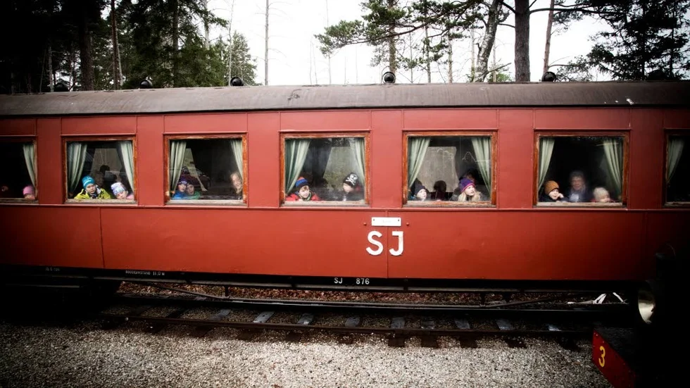 Tåget från Roma anländer till Tule station.