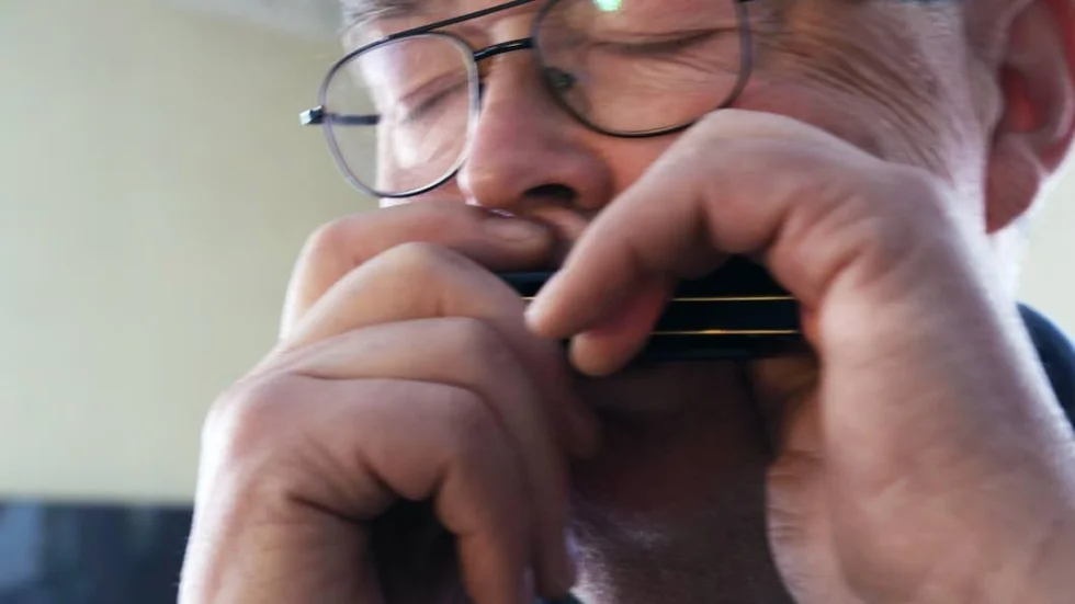 Musikalisk. Kjell Tomsson spelar durspel, gitarr och munspel, samt bas och det mesta som går att hålla takten på.