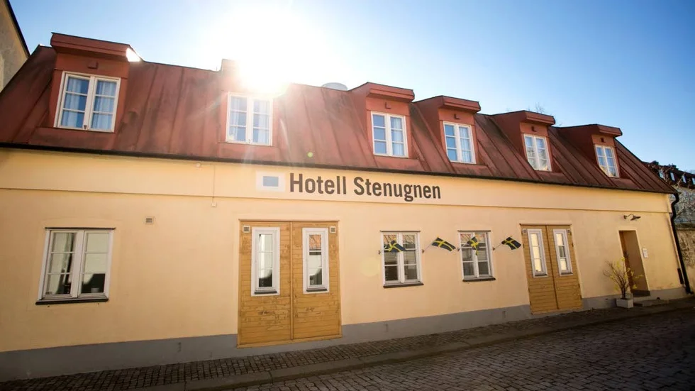 Hotell Stenugnen ligger på Korsgatan nära hamnen i Visby.