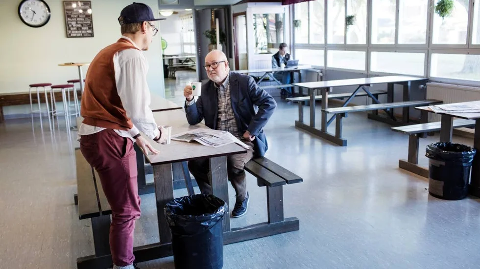 Möte. Läraren Fritz Gillberg och Alf Nilsson möts i skolans kafeteria när skolans alla elever är inne på lektion. Alf Nilsson försöker att lära sig namnen på alla lärarna så fort som möjligt och tar alla elever i hand när han träffar dem och frågar vilken socken de bor i. Allt för att försöka skapa en bättre relation med både lärare och elever.