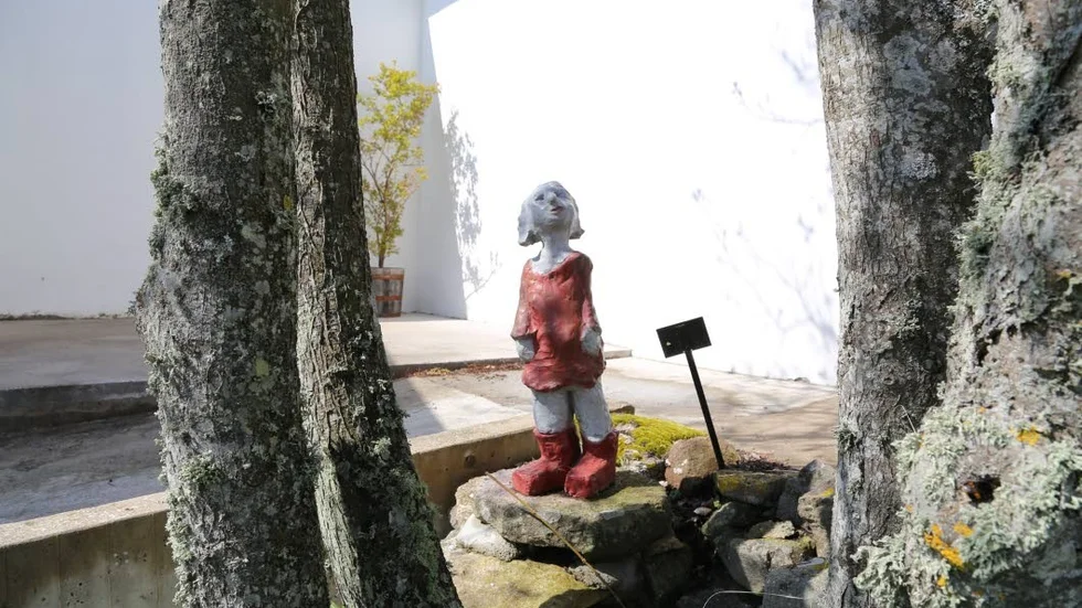 Skulptur. Signe Enström vakar över trädgården som hon skapade en gång.