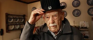 100-åringen lever livet som krut-gubbe