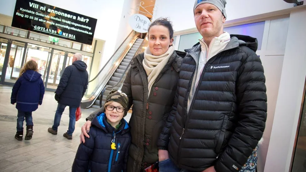 JULKLAPPAR. Familjen Gardell, Ludwig, Diana och Gustav, passar på att köpa lite extra julklappar till Ludwigs kusiner.