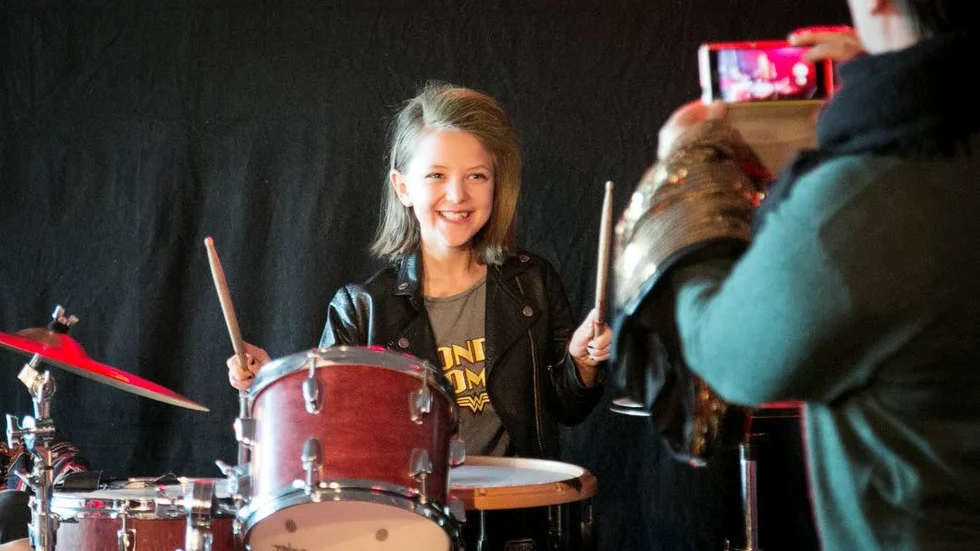 Mira Lydänge, 9, gick all in på rocktemat.