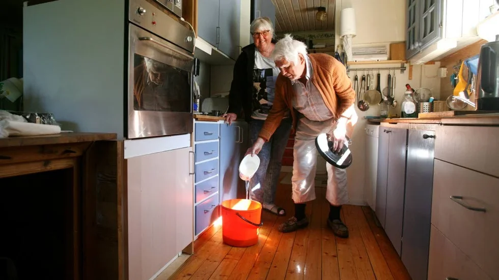 Rolf Lenströmer och Bodil Staaf gör vad de kan för att spara på dricksvattnet. I stugan i Lummelunda, liksom i lägenheten i Örebro, tar de tillvara praktiskt taget allt spillvatten och använder till toalettspolning eller trädgårdens växter. Tack vare detta har sommargotlänningarna prisats av Örebro kommun. Radio Örebro hängde på och gjorde ett inslag som var tänkt att sändas som aprilskämt, att Bodil och Rolf skulle få frikort från det rådande bevattningsförbudet och få vattna med slang så mycket de bara ville. Inslaget sändes dock aldrig.
