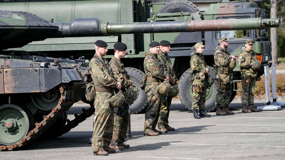 Tyska soldater framför Leopardstridsvagnar i Augustdorf. Flera EU-länder har aviserat stora försvarssatsningar på grund av Rysslands krig i Ukraina och EU-kommissionen lovar att hjälpa till. Arkivfoto.