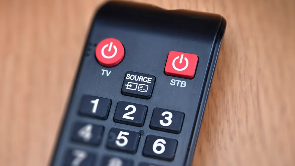 Insändarskribenten är less på sommarens alla repriser på TV och vill att det släpps lite nya serier/säsonger även på sommaren. (Arkivbild)

   

 