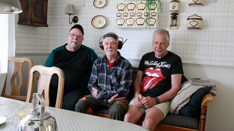 Göran Stenlund, Erland Häggström och Bo Andersson tycker det är dags att kommunen agerar då de betalat fullt pris för gult vatten i över ett år.