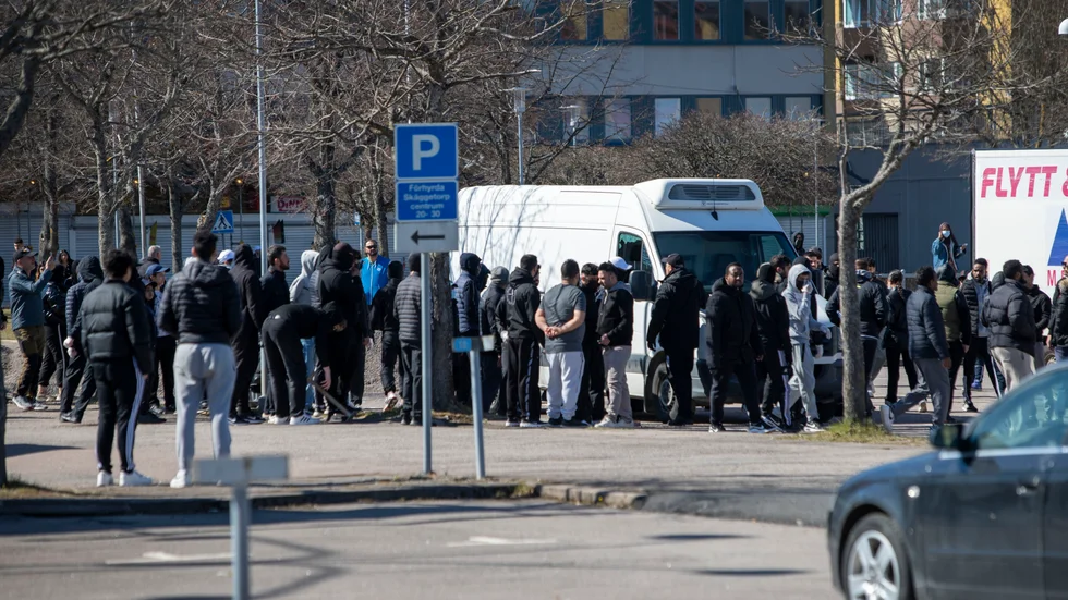 Så här såg det ut i Skäggetorps centrum på påskdagen. Social oro, irriterad stämning, bilrutor krossades och kort efter att bilden togs blev poliser attackerade av stenkastare.
