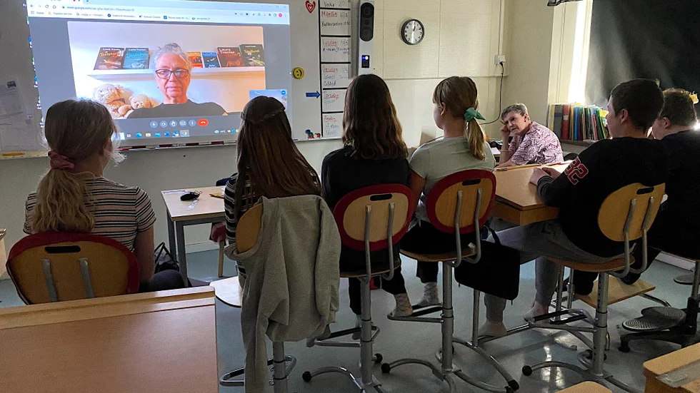 Att få prata med Laura Trenter, och få tips och råd om både läsning och skrivande har varit roligt, tycker de flesta av eleverna i klass 6 på Hinalajaskolan i Hjorted. Det är läraren Susanne Israel som tagit initiativ till läsprojektet.