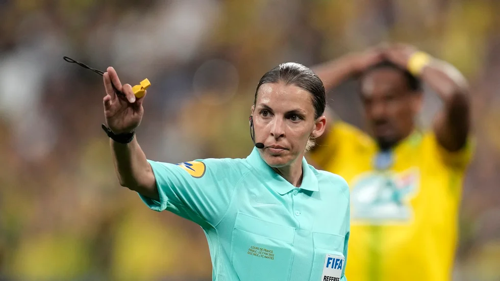 Stéphanie Frappart blev första kvinna att döma herrarnas cupfinal i fotboll. Nu ska hon även få döma herrarnas VM i Qatar. Arkivbild.