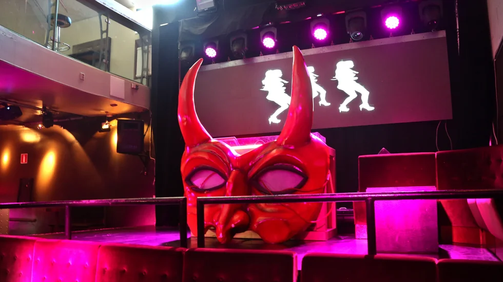 En enorm djävulskmask har flyttat in på stora scenen.
