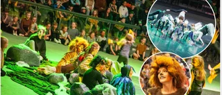 Första föreställningen efter pandemin • Här släpper 250 barn loss på scenen