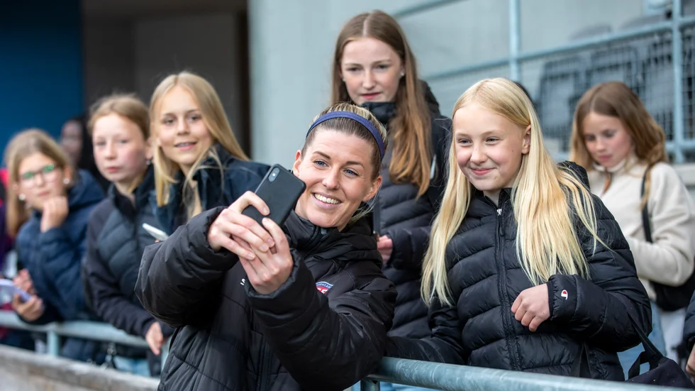 Olivia Schough med glada fans. 