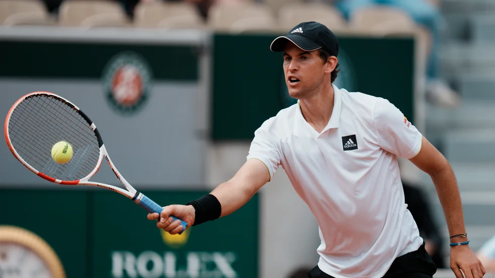 Dominic Thiem föll ur Franska mästerskapen i tre raka set mot bolivianen Hugo Dellien.