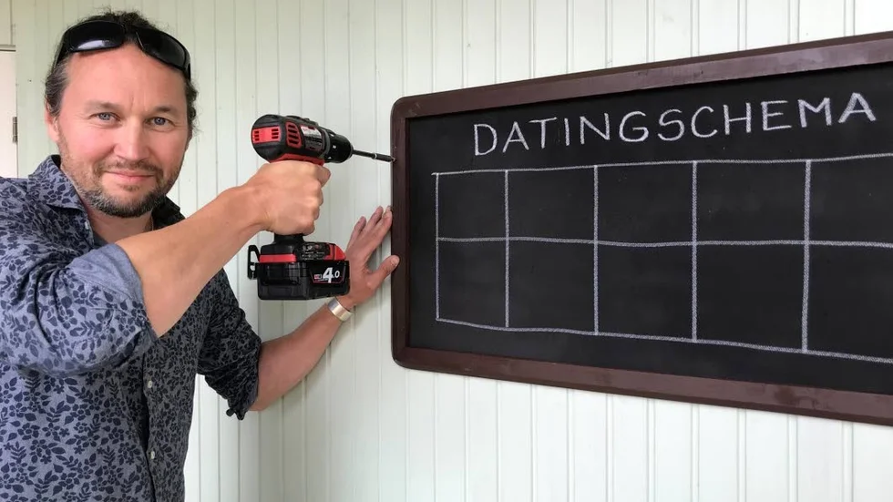 En kulturarbetare måste ha många strängar på sin lyra. Här hanterar regissören Sebastian Edberg skruvdragaren för att montera upp datingschemat.