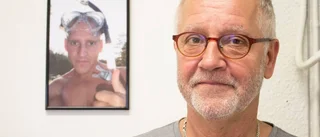 Tatueringarna markerar tiden före och efter sonens olycka