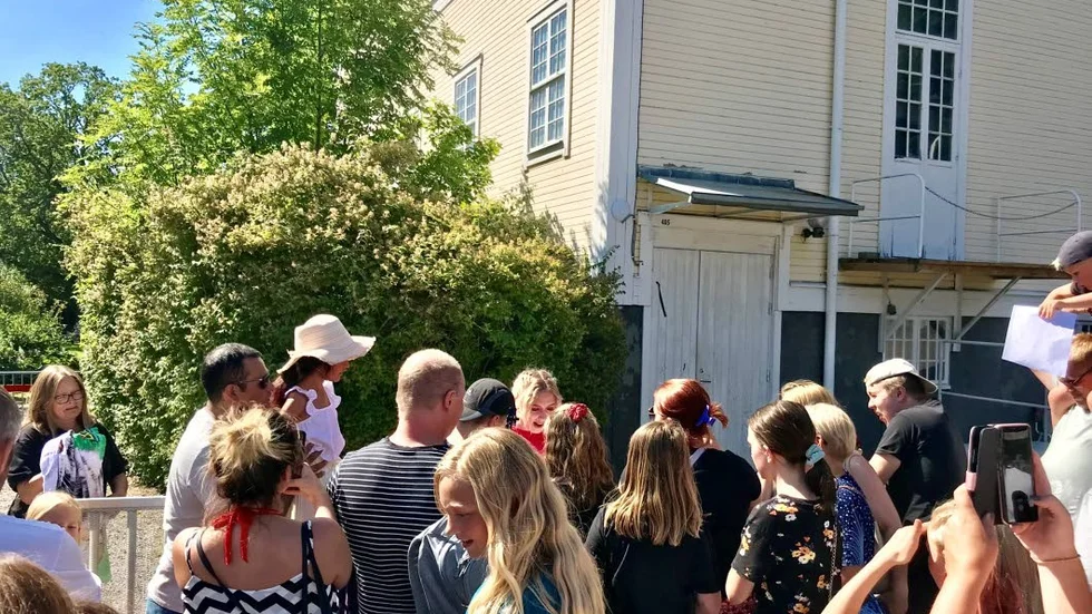 Efteråt samlades fans för att få ta selfies med artisten.