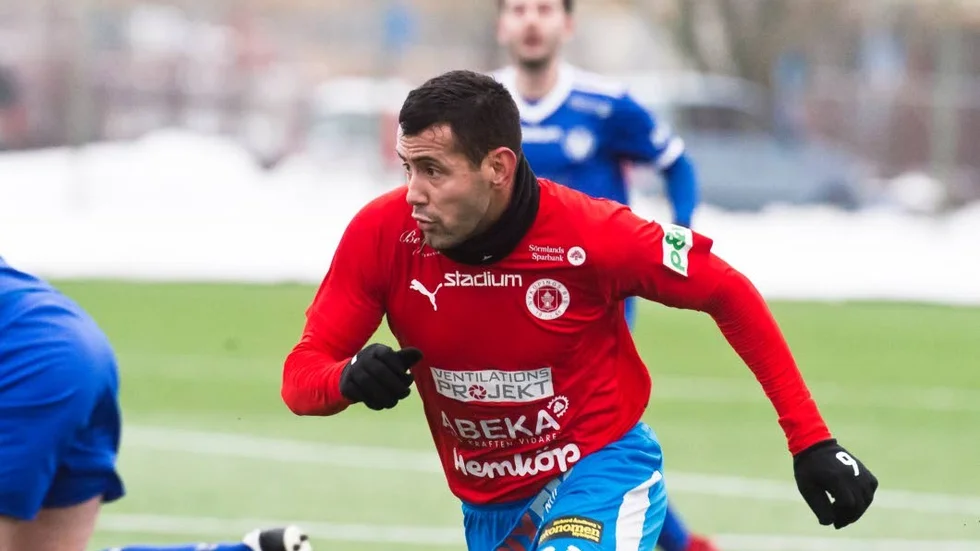 Nyköpings BIS hade högre förhoppningar på amerikanske anfallsspelaren Jason Romero. Det står nu klart att han byter botten mot toppen, i och med försäljningen till tabelltvåan Umeå FC.