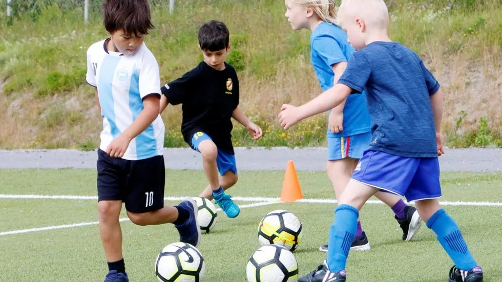 Lika många olika stilar som antalet spelare. Romeo Ericson, Rasheed Alsattaf, Emma Jäderlund och Vincent Selin är mycket snart bästa kompisar med bollarna.