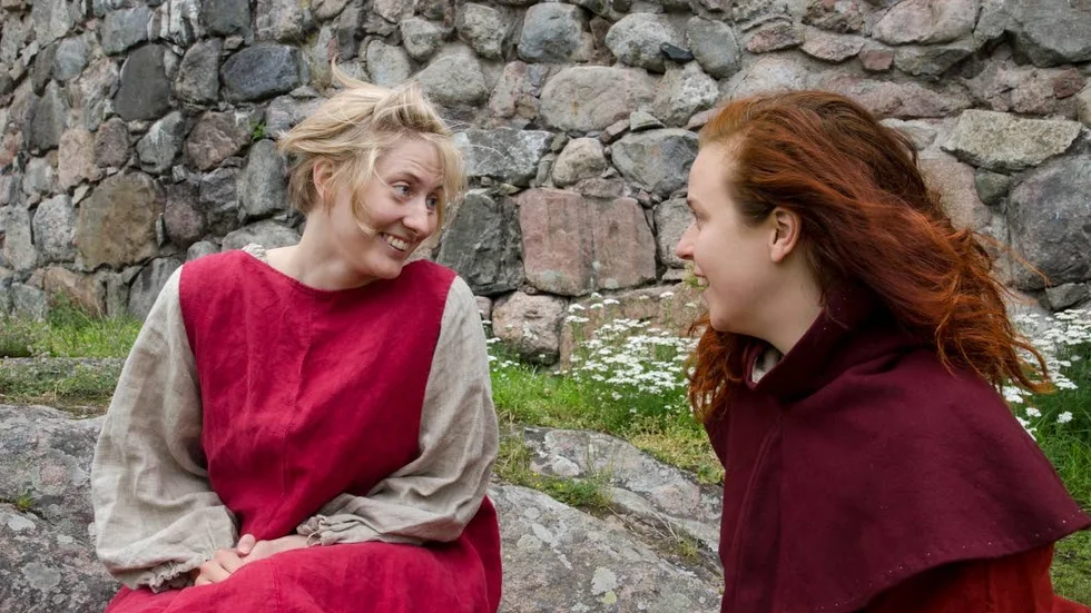 Isabel Ahderinne och Sara Hyvönen repar en av scenerna.