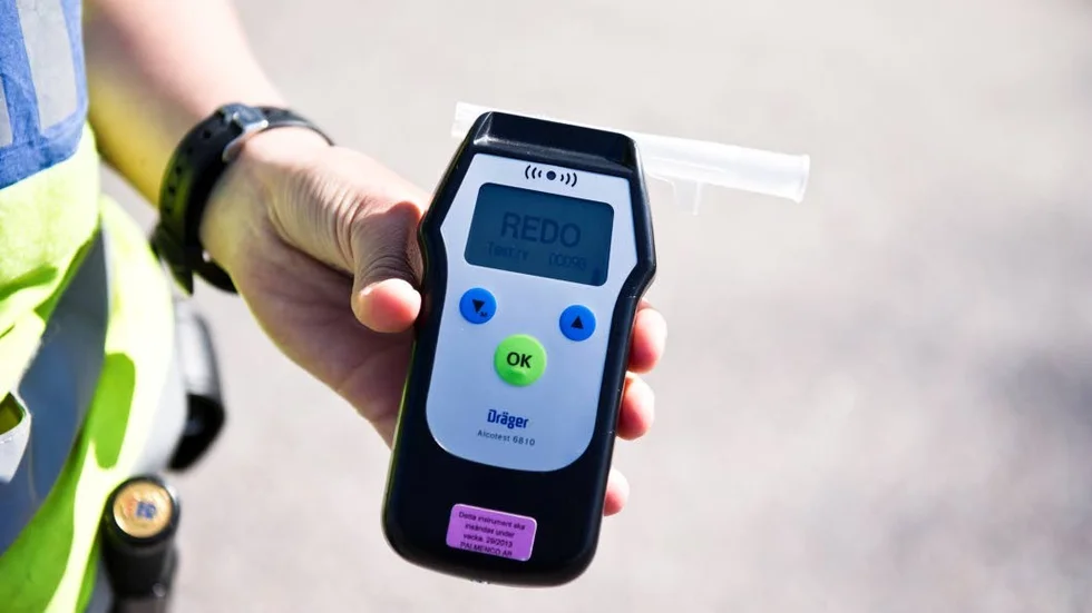 Gränsen för rattfylleri är 0,10 milligram alkohol per liter utandningsluft, vilket motsvarar ungefär 0,2 promille i blodet. 