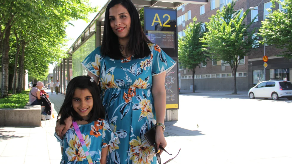 Rozhan Sherwan (höger) tycker det är viktigt att börja spara till sitt barn tidigt. Här tillsammans med sin dotter Lara Hawre (vänster). "Man ska tänka på sitt barn från dag ett", säger Rozhan Sherwan. 