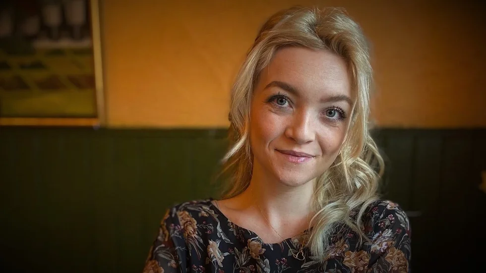 Under ett halvår utsatte en 50-årig man Emelie för sexuella övergrepp med hjälp av internet. För att varna andra berättar hon gärna vad som hände. Emelie bor i västra Sverige och hennes förövare i Dalarna.