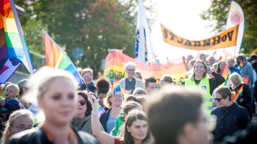 Volontärer sökes. Bild från förra årets prideparad genom Gnesta.