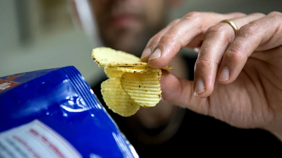 En påstådd skattehöjning var bara två påsar chips enligt Vänsterpartiets ekonomiskpolitiska talesperson Ulla Andersson (AB, 17/9-17) . Det ökända citatet är ett skrämmande exempel på hur vissa politiker utnyttjar det faktum att gemene löntagare har dålig koll på hur mycket skatt de faktiskt betalar. Skattesystemet skulle må bättre av större transparens. Ett första steg är att infoga arbetsgivaravgiften på lönespecifikationen.