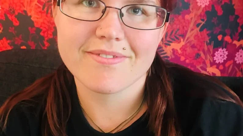 Hon trivs bra i det glada Samhallgäng som städar hos Eskilstuna-Kuriren – även om vissa sysslor är roligare än andra.