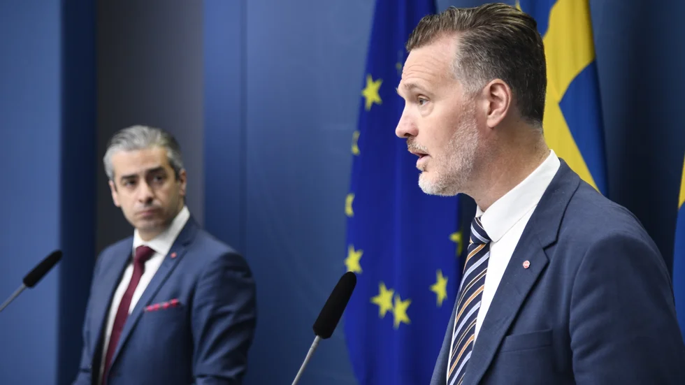 Energi- och digitaliseringsminister Khashayar Farmanbar (S) och finansmarknadsminister Max Elger (S) presenterar ett åtgärdspaket för att motverka bedrägerier vid en pressträff.